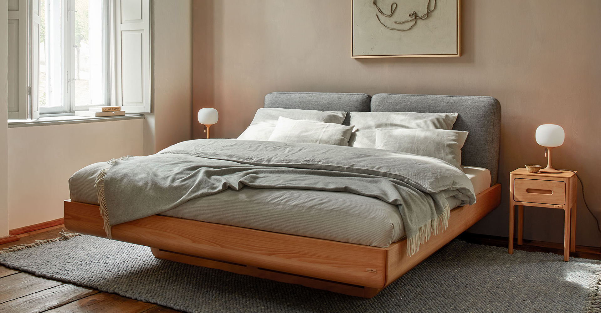 Almara Massivholz Doppelbett mit Nachtkästchen und Lamoen