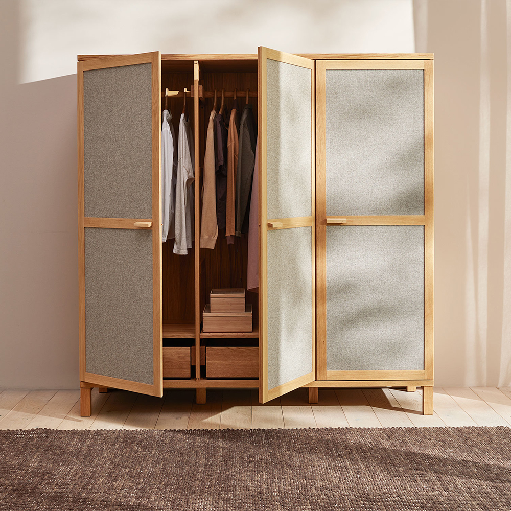 Kleiderschrank aus Massivholz mit Türfüllungen aus grauem Wollstoff