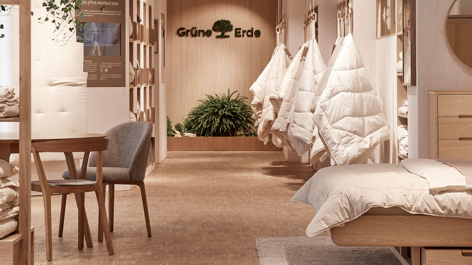 Gemütlicher Innenraum mit hellen Textilien und natürlicher Einrichtung