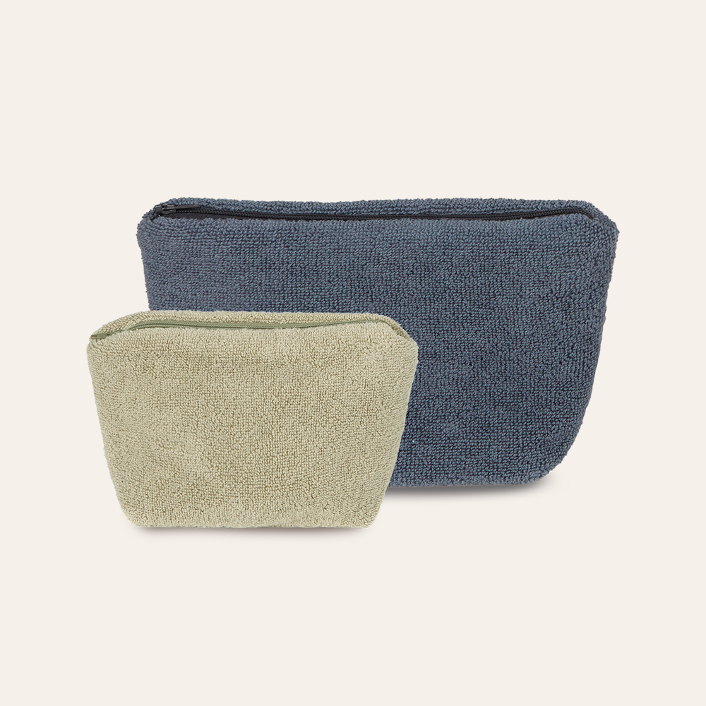 Färbige Kosmetiktaschen auf weißem Hintergrund