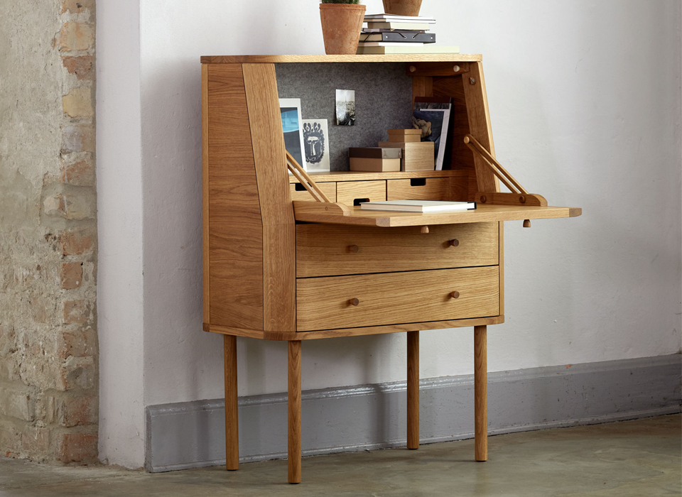 Sekretär Tonda vor einer Wand im Raum