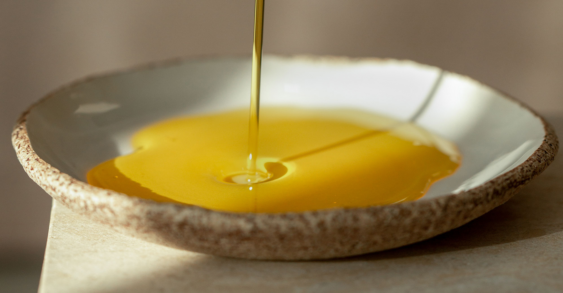Öl wird in eine Keramikschale gegossen