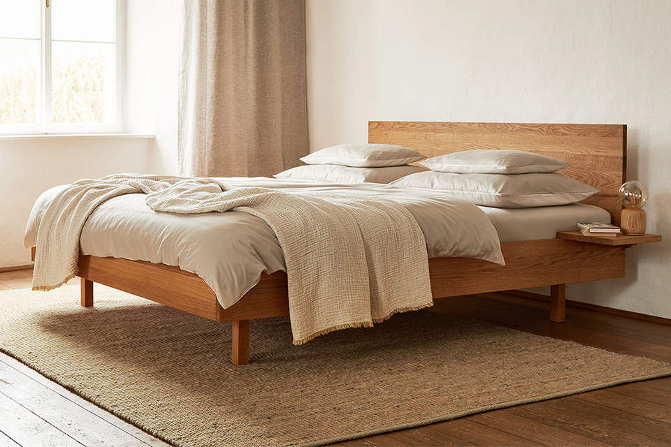 Massivholz Doppelbett im Schlafzimmer