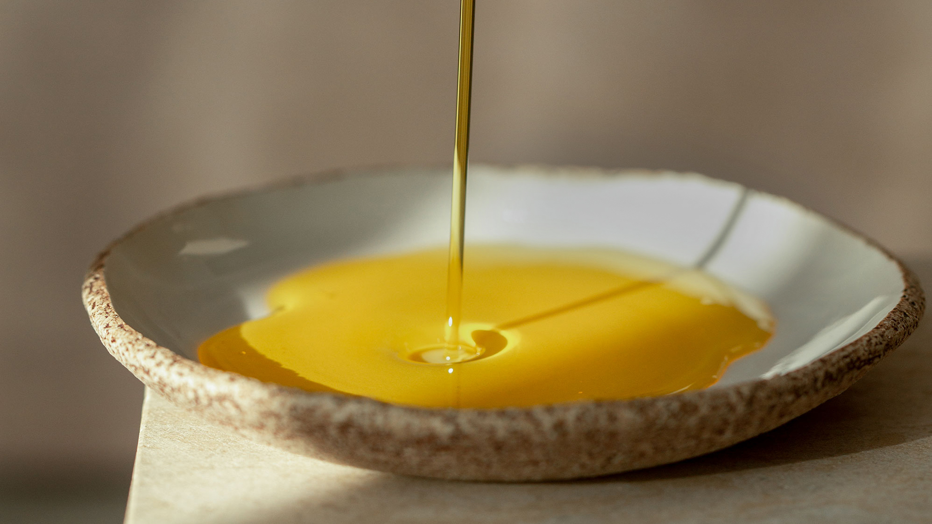 Öl wird in eine Keramikschale gegossen