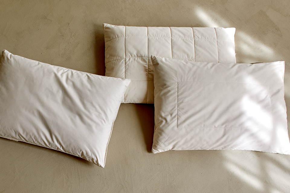 Drei Schlafkissen mit Kapokfasern