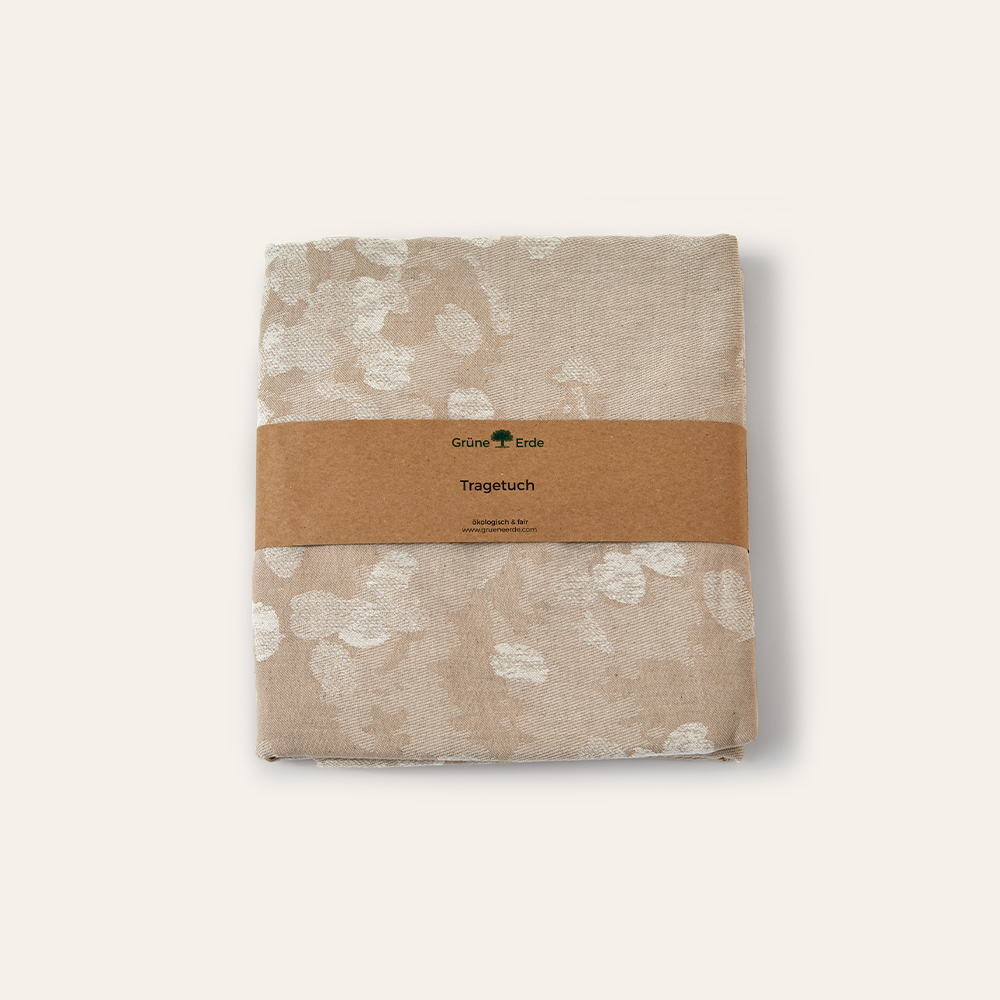 Baby-Tragetuch in Karton verpackt vor einem weißen Hintergrund