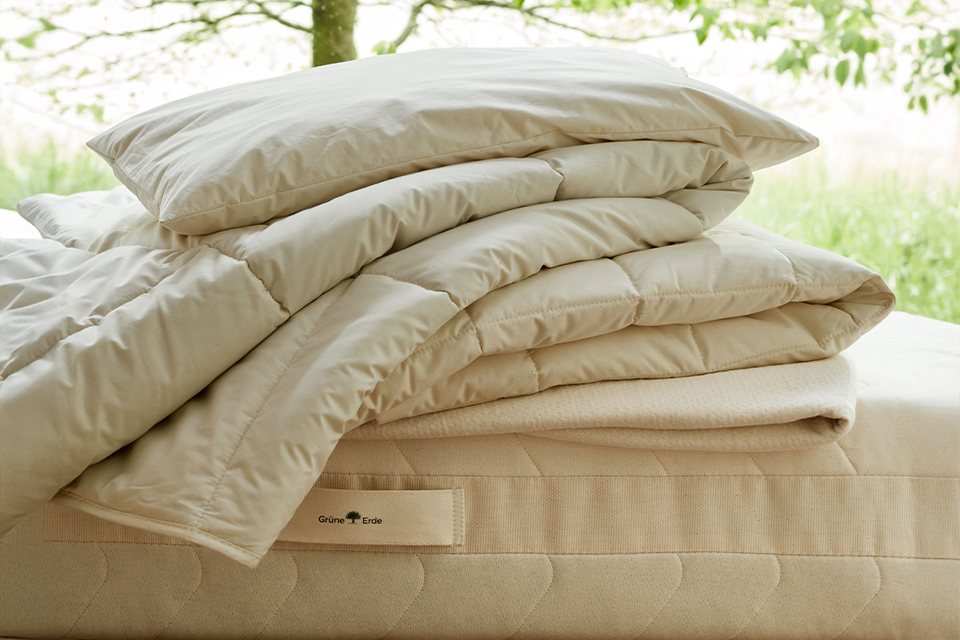 Hochwertige Bettdecken und Kopfkissen auf einer Naturmatratze