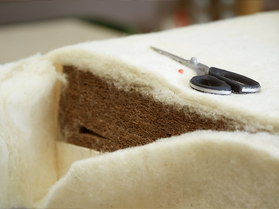 Detailansicht Fertigung Sofa mit Kokoslatexkern