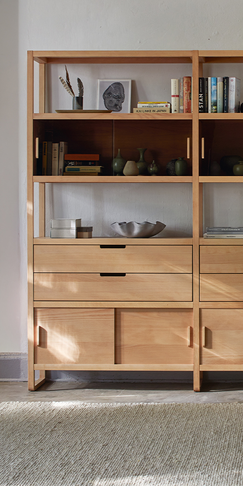 Regal aus Massivholz mit Schiebetüren aus Glas