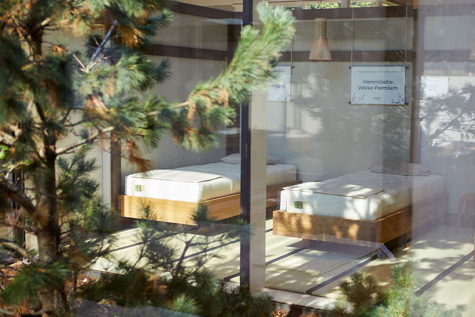 Zwei ökologische Massivholzbetten zum Probeliegen in der Grüne Erde Welt