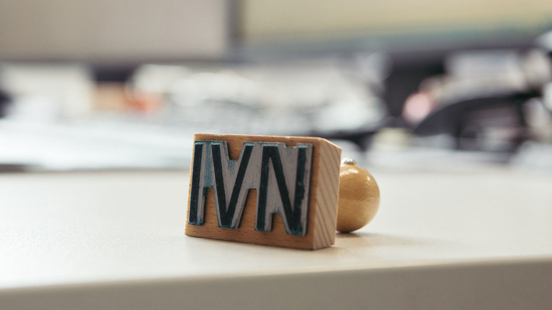 Holzklötze mit IVN auf Tisch unscharfer Hintergrund