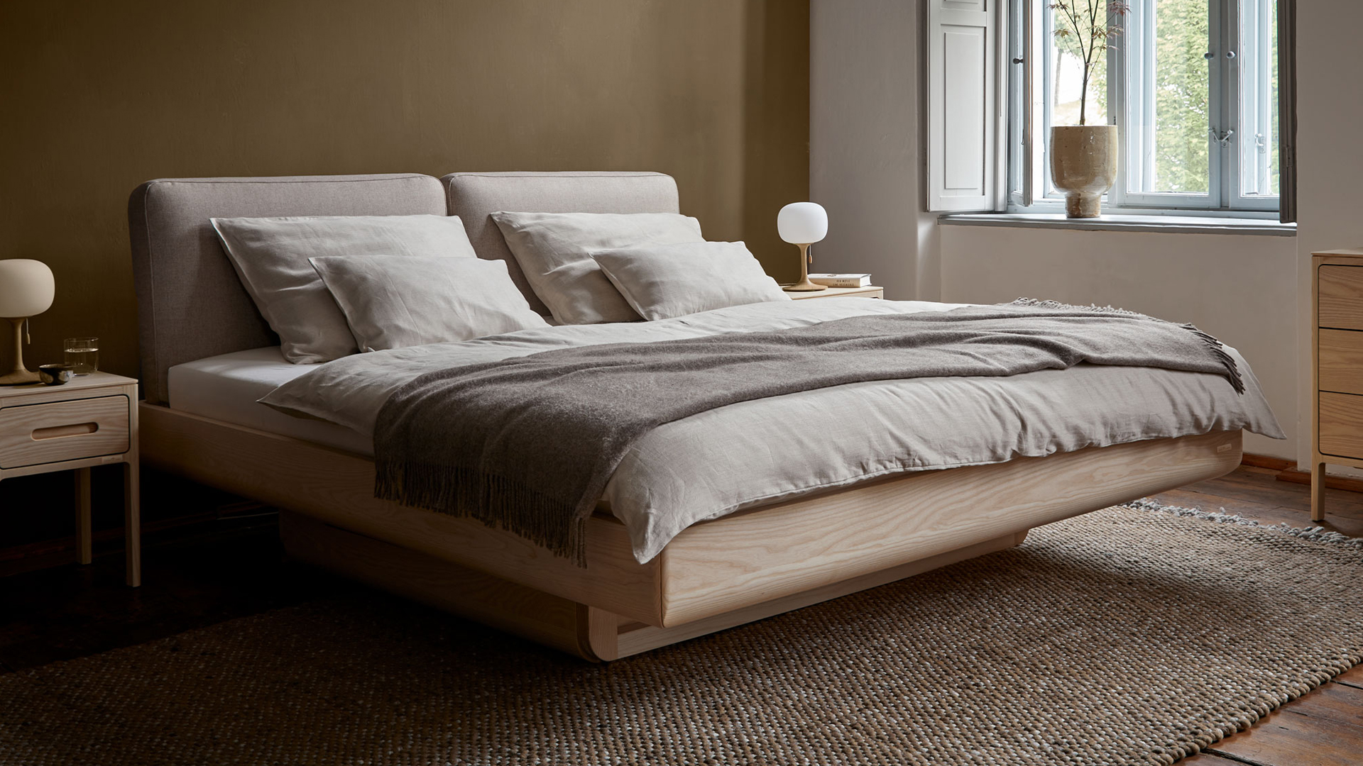 Massivholz Doppelbett Almara mit Polsterbetthaupt