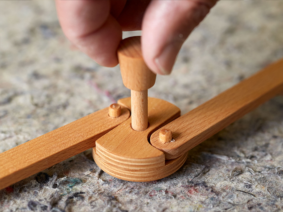 Detailansicht Holzverbindung vom Kleiderschrank Tenso