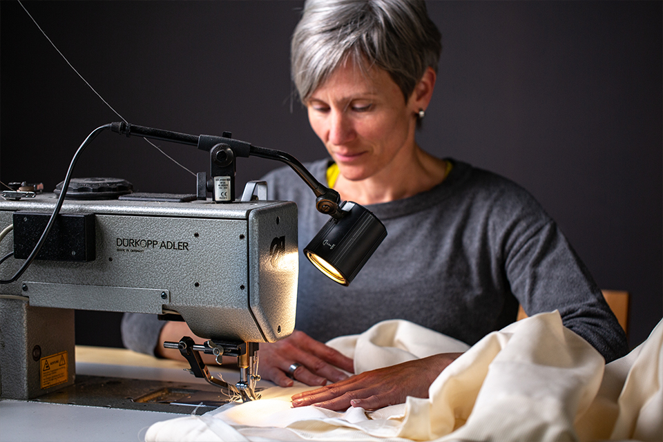 Frau beim nähen eines Stoffes