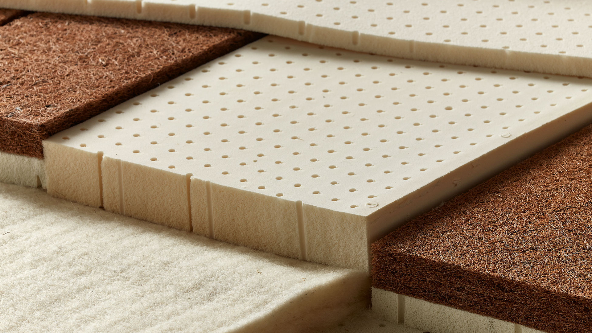 Naturlatex und Kokosplatten übereinander gestapelt