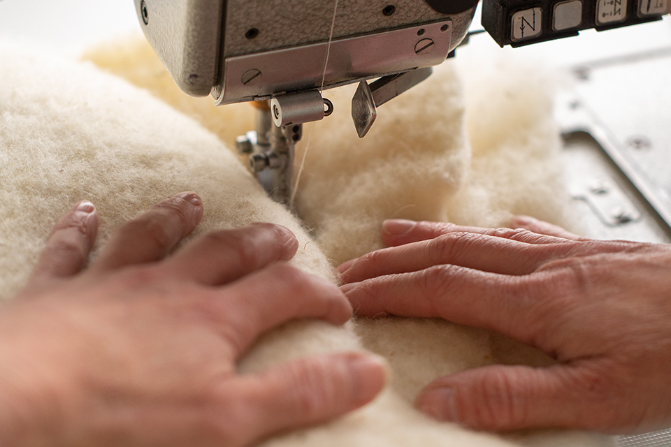 Hände beim nähen an der Nähmaschine