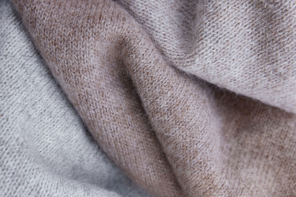 Weicher Stoff in Nahaufnahme mit feiner Textur und sanften Falten